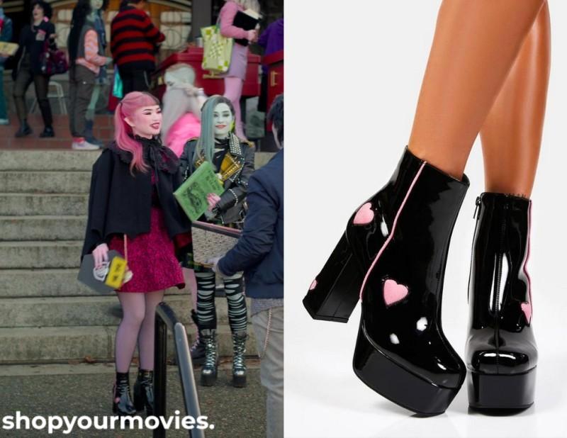 Monster High 2: Draculaura’s Black Boots with Pink Hearts