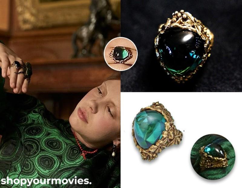 Frankenstein (2025): Elizabeth’s gold and green stone ring